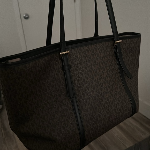 Selling my MK tote bag . In good condition used twice or thrice . 2 months old - Picture 4 of 4